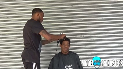 Ce coiffeur propose des coupes gratuites aux SDF. Une émouvante initiative