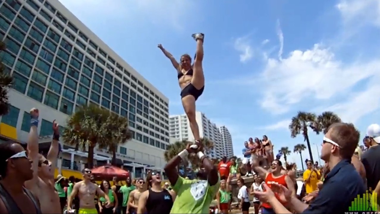 Ces cheerleaders sont impressionnants. Découvrez leurs incroyables acrobaties