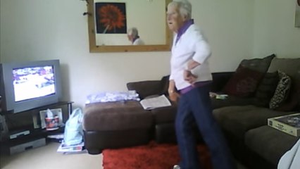 Cette grand-mère est une vraie pro de la dubstep. Elle a le rythme dans la peau !