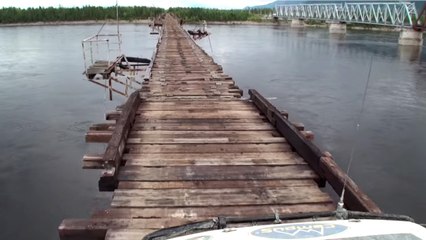 Ce pont est le plus dangereux du monde... Oseriez-vous le traverser ?