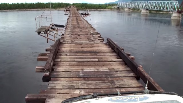 Ce pont est le plus dangereux du monde... Oseriez-vous le traverser ?