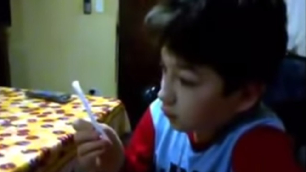 Ce garçon reçoit un faux cadeau pour son anniversaire. Sa réaction est géniale