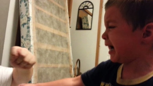 Cet enfant pleure à chaudes larmes, on lui a volé quelque chose de précieux... Mais vous ne devinerez jamais de quoi il s'agit