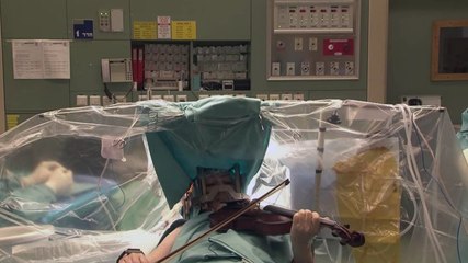 Cette femme joue du violon. Mais cela, pendant une opération à cerveau ouvert !