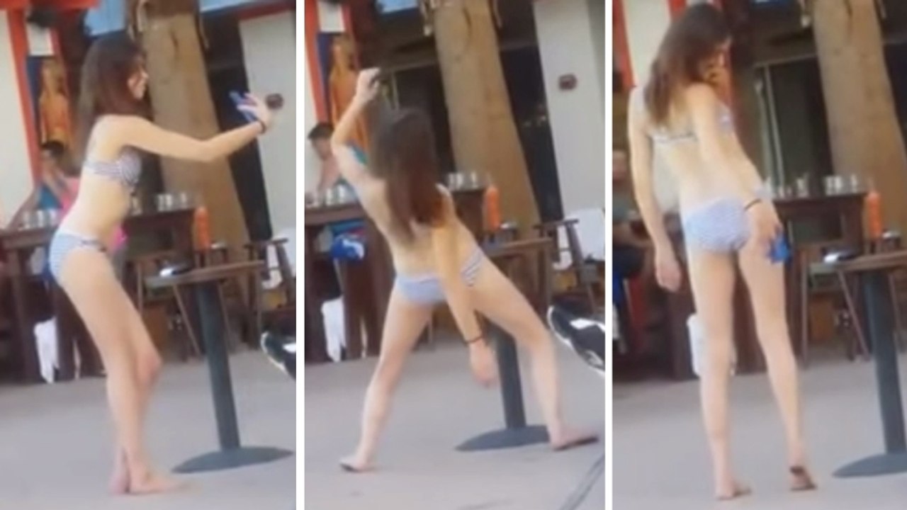 Cette jeune fille prend des selfies dans des positions étranges. Mais elle n'avait pas vu que quelqu'un la filmait