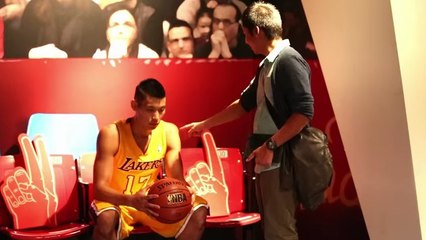 Un sportif sème la panique dans un musée de cire. Vous allez vite comprendre comment