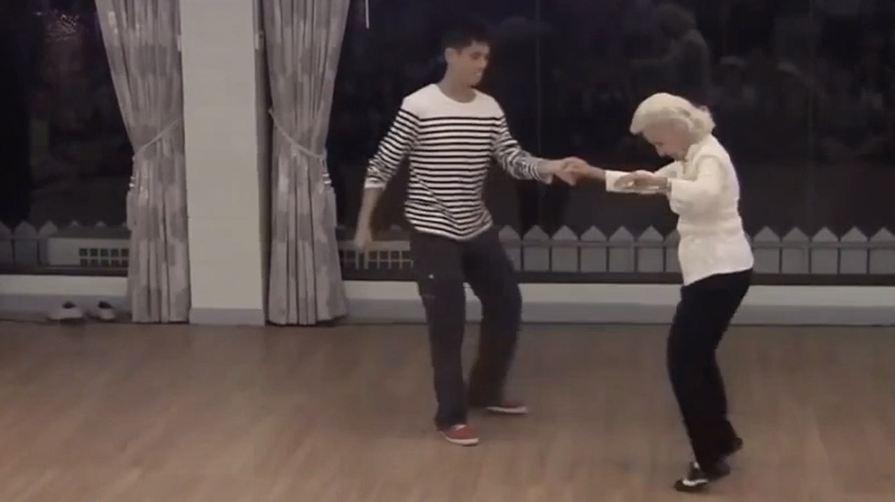 Cette mamie de 90 ans a une pêche d'enfer. Son numéro de danse va vous épater