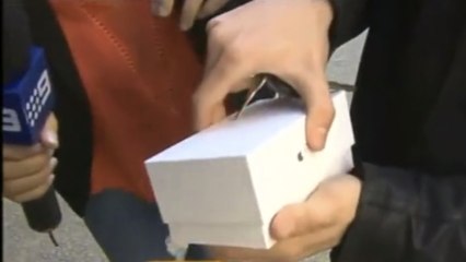 Il est le premier à acheter l'iPhone 6 et le fait tomber devant des centaines de personnes. Un grand moment de solitude