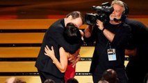 Emmy Awards : Bryan Cranston embrasse Julia Louis-Dreyfus en pleine cérémonie !