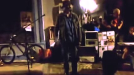 Cet artiste de rue livre un discours totalement poignant. Son message ne va pas vous laisser indifférent