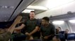 De retour chez lui, un Marine chante dans un avion rempli d'autres militaires. Un moment très émouvant