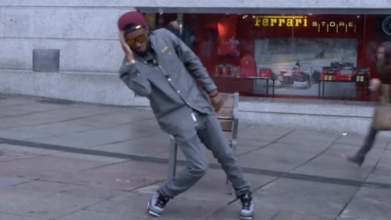 Ce danseur de rue est tout simplement incroyable. Sa chorégraphie va vous laisser sans voix