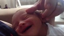 Ce bébé décroche son tout premier sourire. Le résultat est adorable