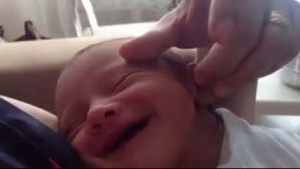 Ce bébé décroche son tout premier sourire. Le résultat est adorable
