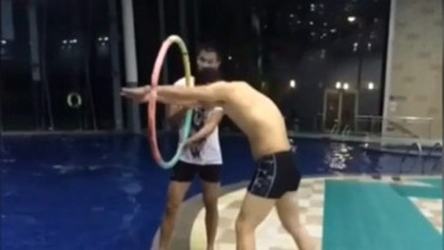 Ce garçon s'est lancé le défi de sauter à travers un cerceau... Mais rien ne s'est passé comme prévu !