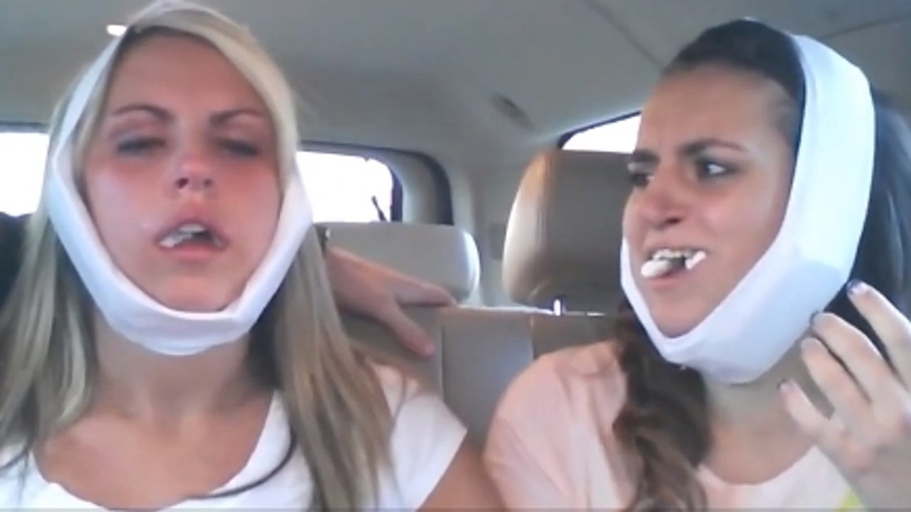Ces adolescentes viennent de se faire retirer des dents de sagesse. Leur réaction est hilarante