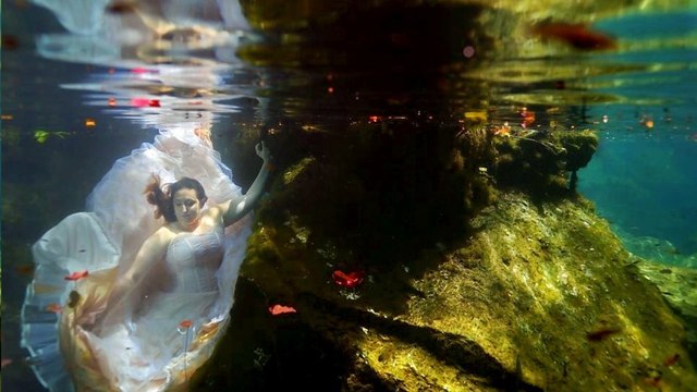 Alors que son fiancé décède juste avant leur mariage, elle décide de lui rendre un hommage poignant. Une vraie leçon de courage