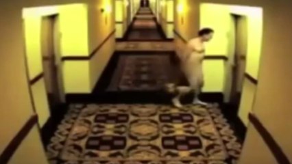 Il se retrouve nu dans les couloirs d'un hôtel. Une expérience des plus humiliantes
