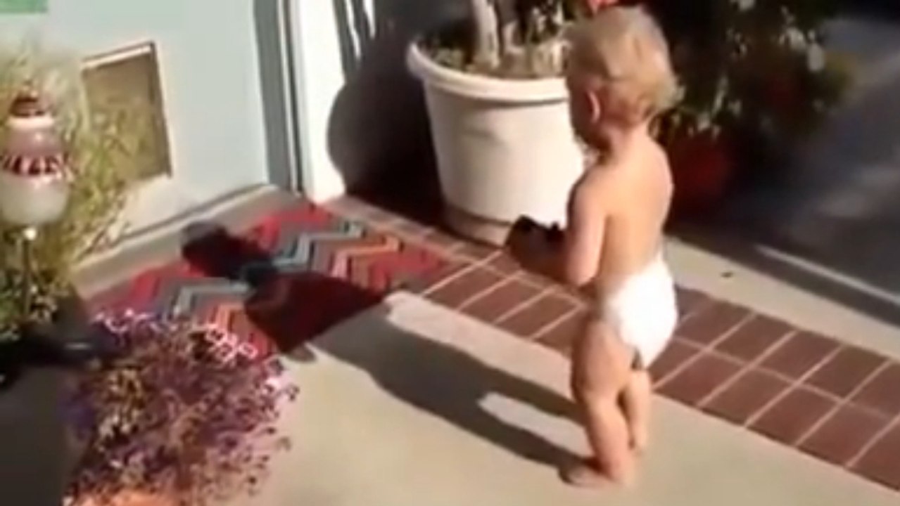 Ces bébés sont effrayés par leur ombre. Des scènes aussi drôles qu'adorables !