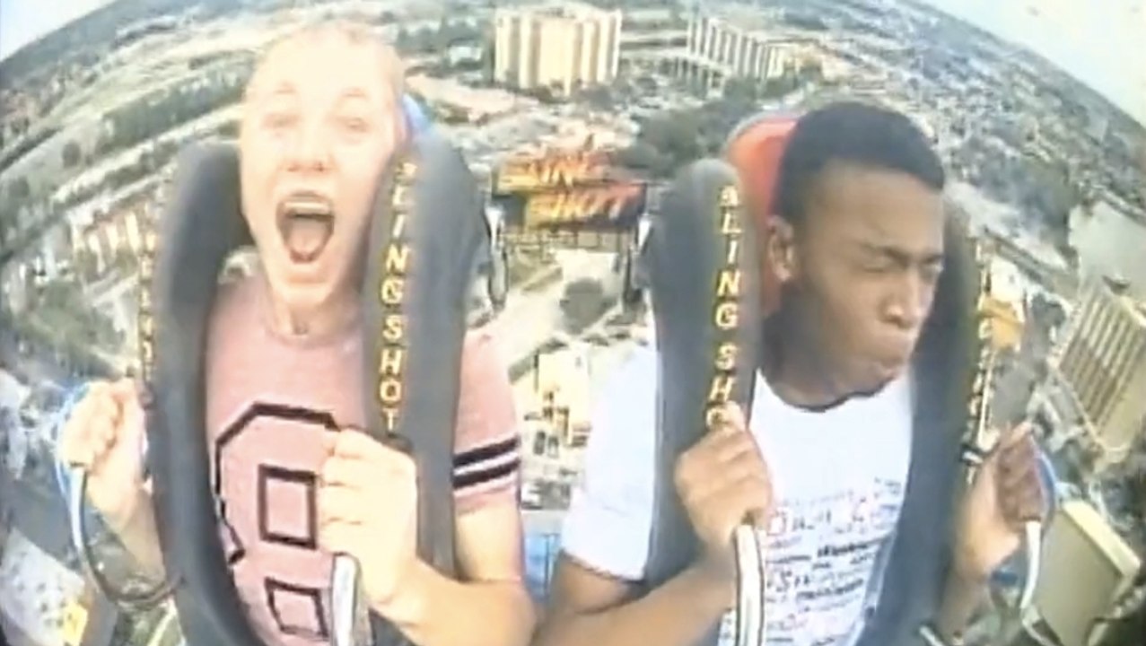 Cette attraction provoque une réaction incroyable chez ce jeune homme. Fou rire garanti !