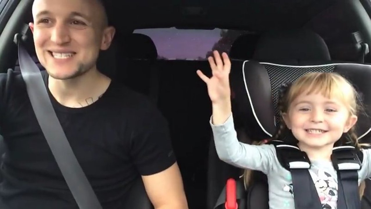 Cette fillette et son papa se lancent dans une...