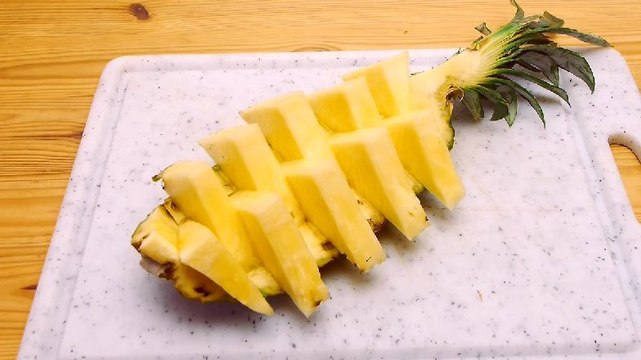 Voici la meilleure façon de servir un ananas à vos amis. Une astuce idéale pour les soirées