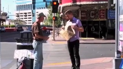 Le formidable tour de magie d'un homme pour aider un sans-abri. Vous n'allez pas en revenir !