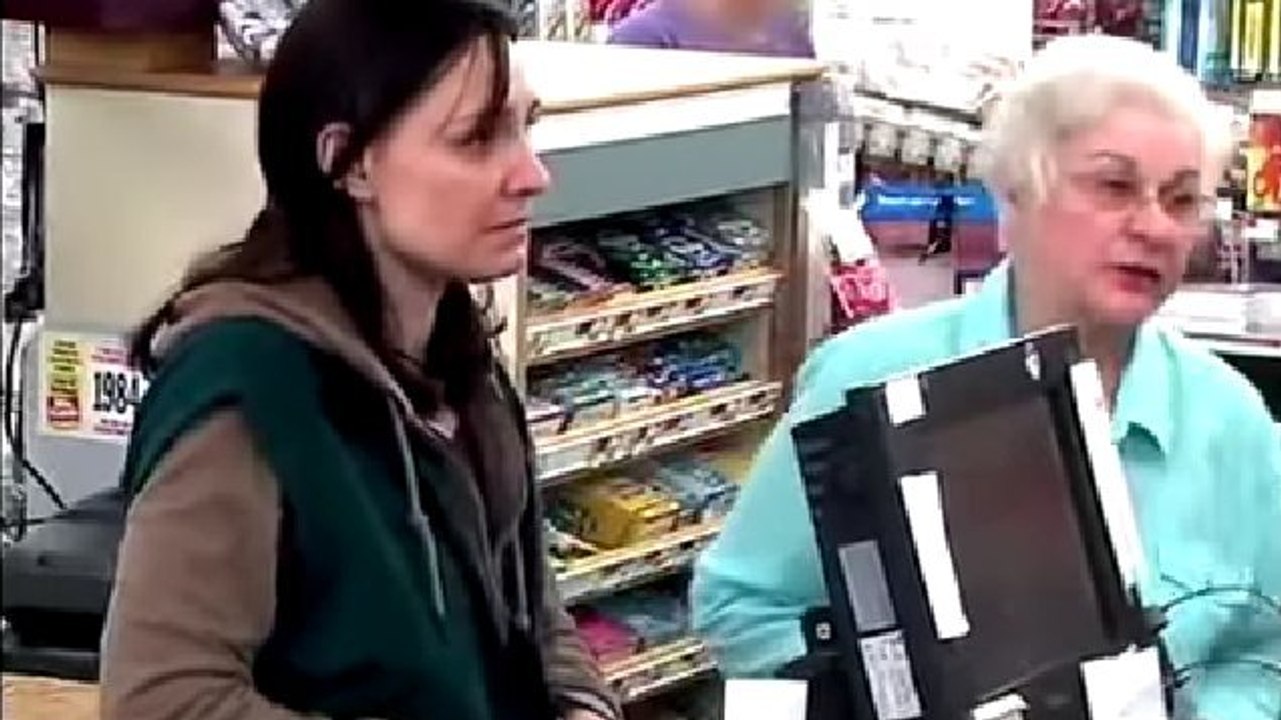 Mère célibataire de 4 enfants, elle ne peut pas payer à la caisse d'un magasin. Les clients vont-ils l'aider ?