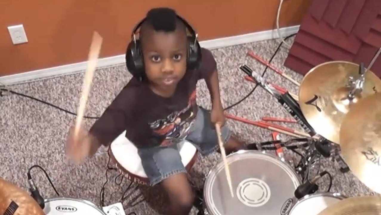 A 7 ans, ce garçon est un pro de la batterie. Son talent est stupéfiant