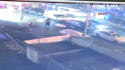 Esenyurt'ta 2 kişi çevredekilere aldırış etmen otomobilin aynalarını böyle çaldılar