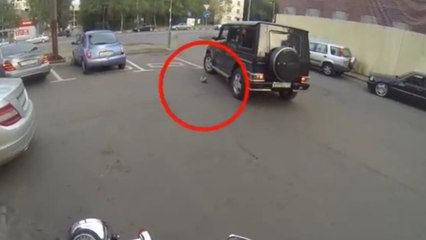A moto, cette femme donne une bonne leçon d'écologie aux automobilistes. Vous n'allez pas en revenir