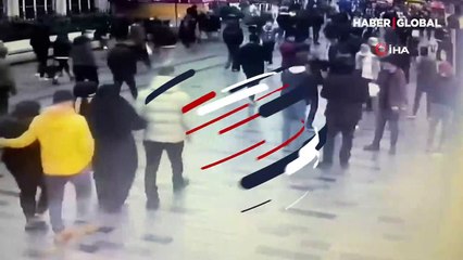 İstiklal Caddesi'nde dehşet anları: Turisti tekmeleyip başında parfüm şişesi parçaladılar