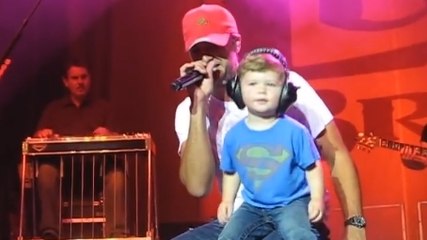 Ce chanteur a fait monter son fils sur scène. La danse du petit garçon est adorable