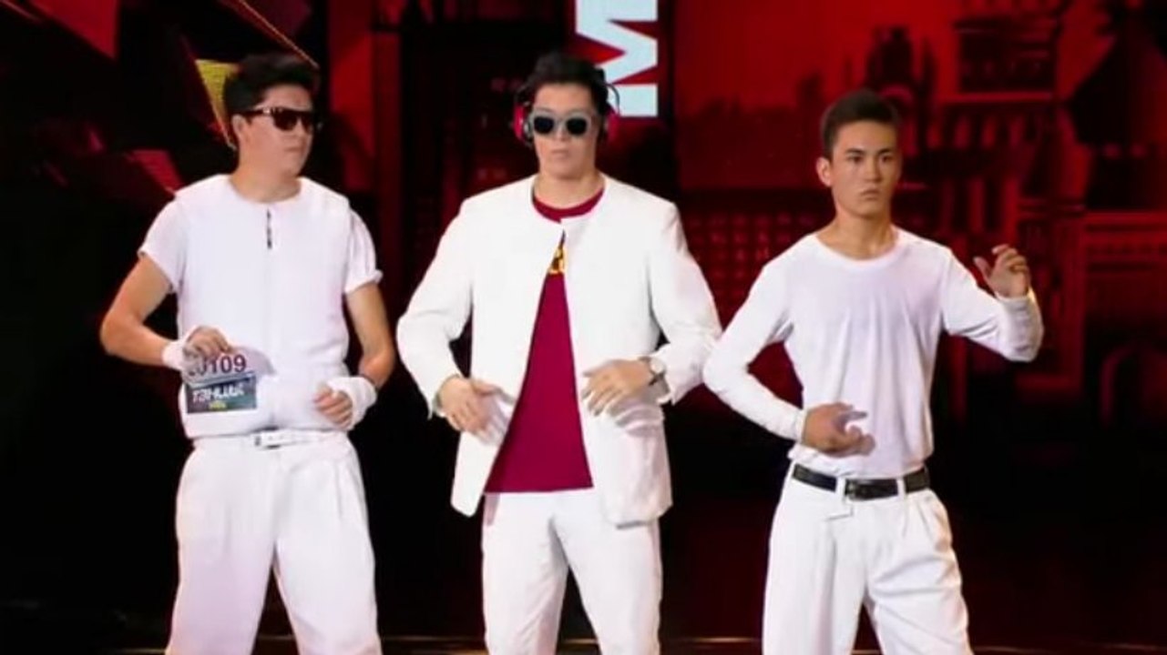 Ce trio de danseurs réalise une chorégraphie totalement dingue. Vous n'allez pas en revenir