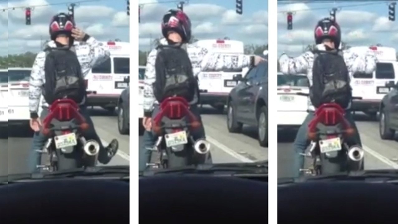 Ce motard danse lorsque le feu est rouge. Sa prestation est hilarante
