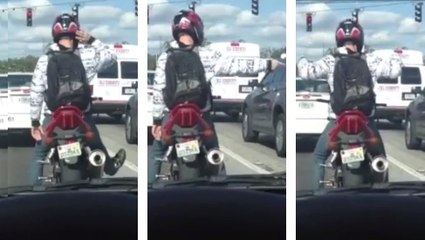Ce motard danse lorsque le feu est rouge. Sa prestation est hilarante