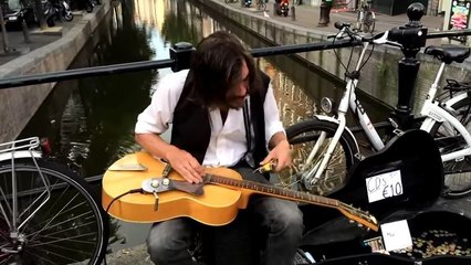 Ce musicien de rue offre un fabuleux spectacle au passants. Un vrai talent brut !