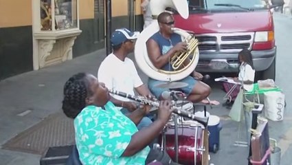 Cette musicienne livre une performance émouvante en pleine rue. Un vrai talent brut !