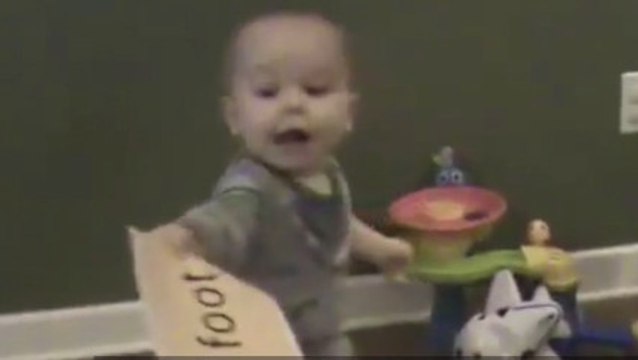 Ce bébé est vraiment très intelligent. Regardez ce qu'il est capable de faire !