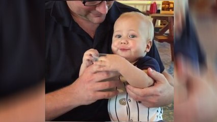 Ce bébé raffole de l'eau et il le montre. Un moment adorable !