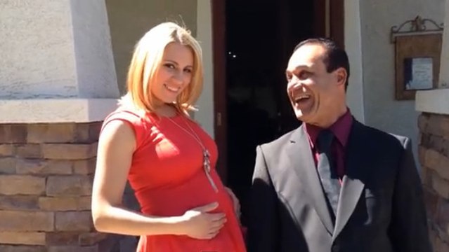 Ce père croit à une blague quand sa fille tente de lui annoncer sa grossesse. Un échange à mourir de rire !