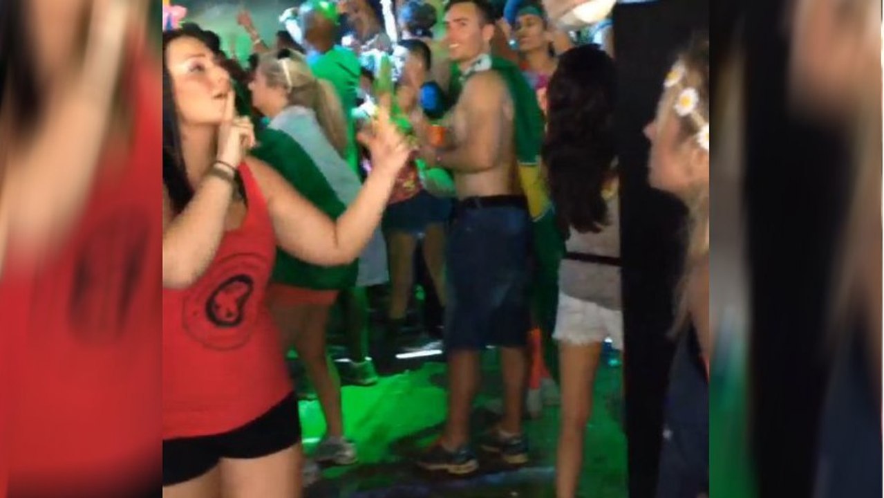 En plein concert, cette jeune femme traduit une chanson en langue des signes à sa copine. Une amitié indestructible !