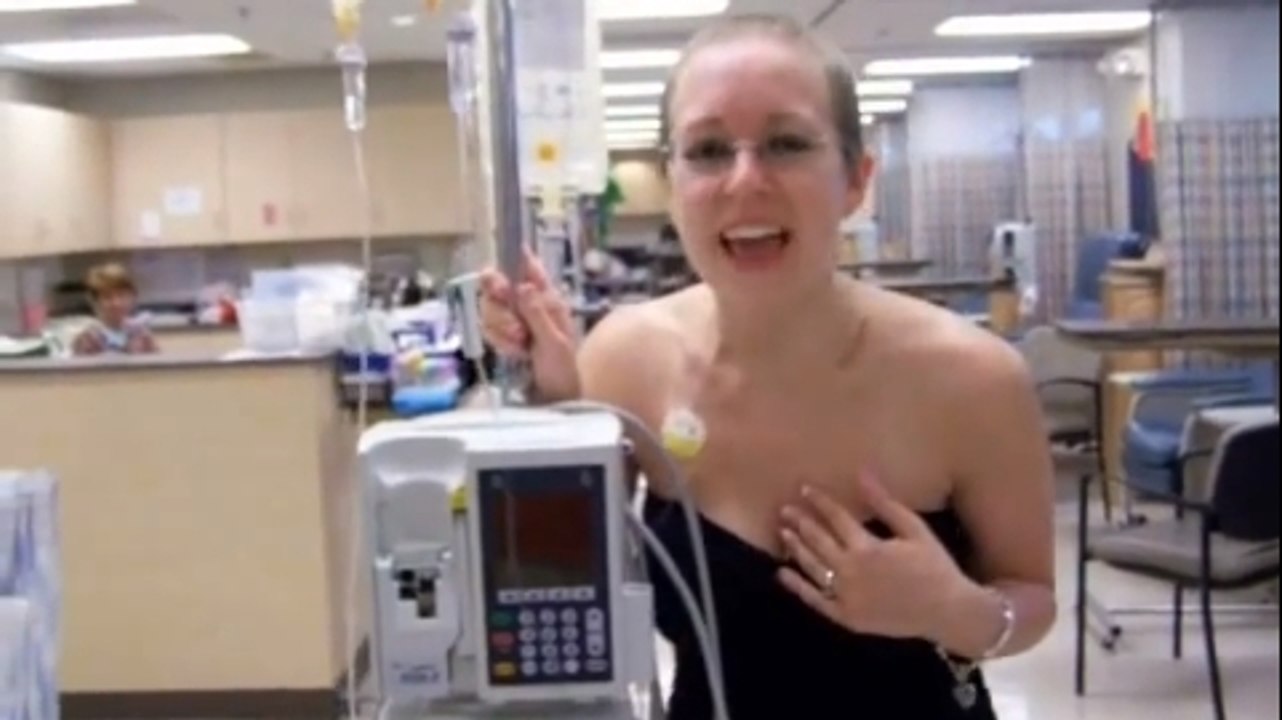 Cette jeune femme est atteinte d'un cancer. Elle a décidé de le combattre en chanson