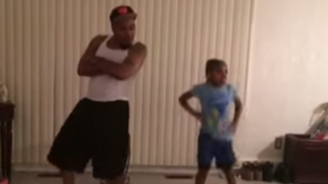 Ce père danse avec sa fille sur la musique Problem d'Ariana Grande. Une complicité touchante !