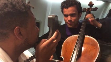 A bord d'un avion, un duo s'est formé entre un violoncelliste et un beatboxer. Ils vont vous faire halluciner !
