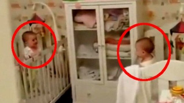 Quand elles sont seules, ces jumelles adorent jouer à cache-cache. Elles vont vous faire craquer !