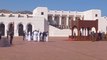 Le Roi et la Reine à leur arrivée pour une réunion diplomatique au palais Al Alam à Muscat, Oman
