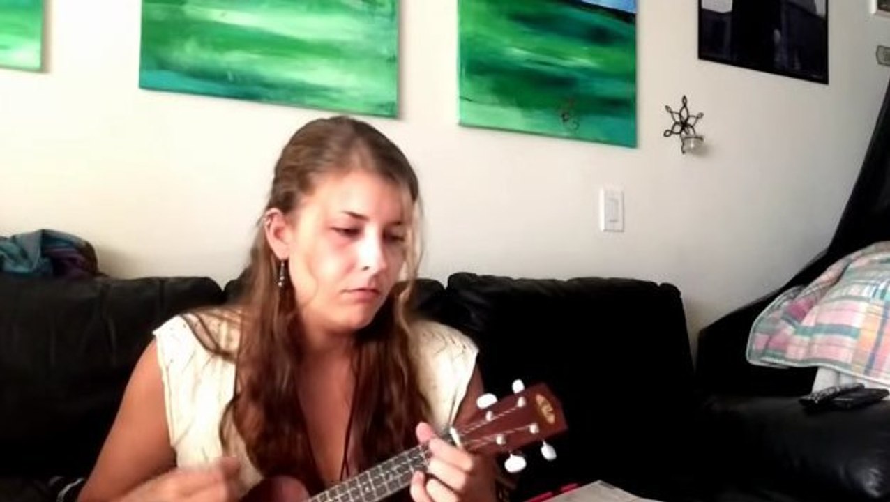 Alors qu'elle chante devant sa caméra, cette femme va avoir une drôle de surprise. Vous n'allez pas en revenir