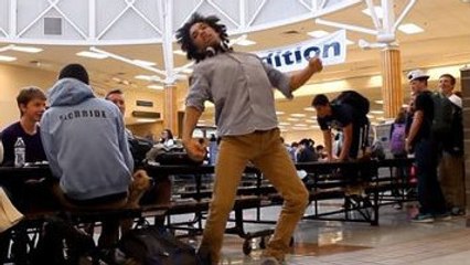 Ce danseur exécute une chorégraphie impressionnante en public. Vous n'allez pas en revenir !