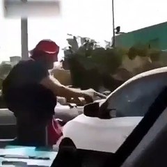 Au Brésil, les SDF ont une méthode assez radicale de faire la manche !